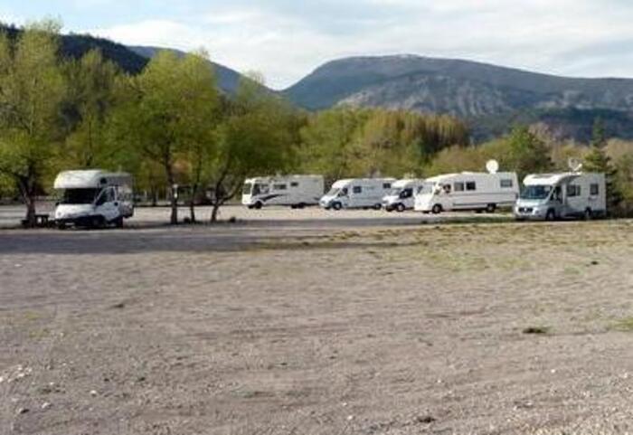 Plan d'eau des Iscles à Veynes - aire de camping-car - Photo 2